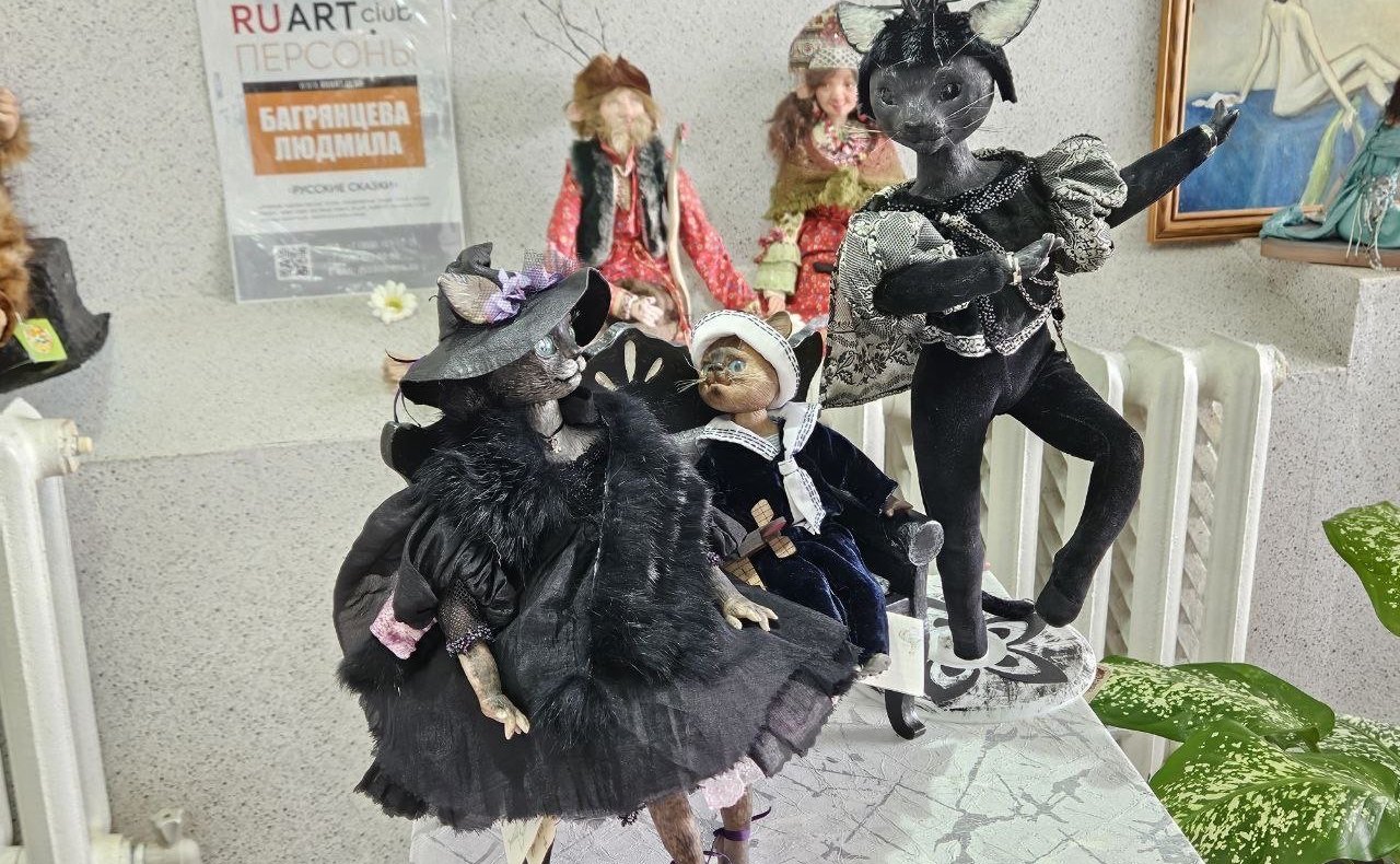 Ольга Бас в ходе поездки в регион посетила вернисаж «Возвращение в детство» в Кировском историко-художественном музее