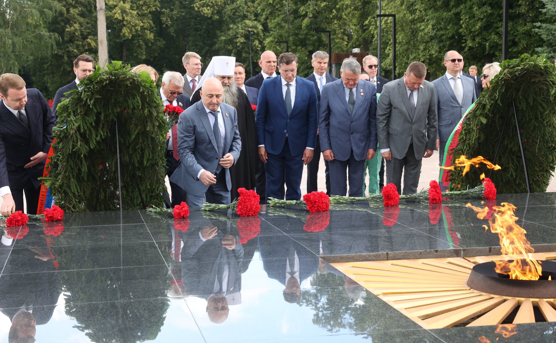 Церемония возложения венков к Вечному огню