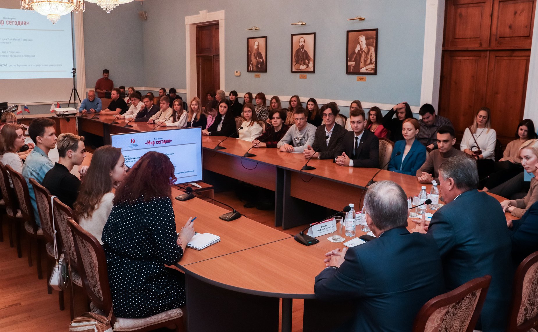 Юрий Воробьев провел встречу с представителями студенческих сообществ и объединений региона на тему «Мир сегодня»