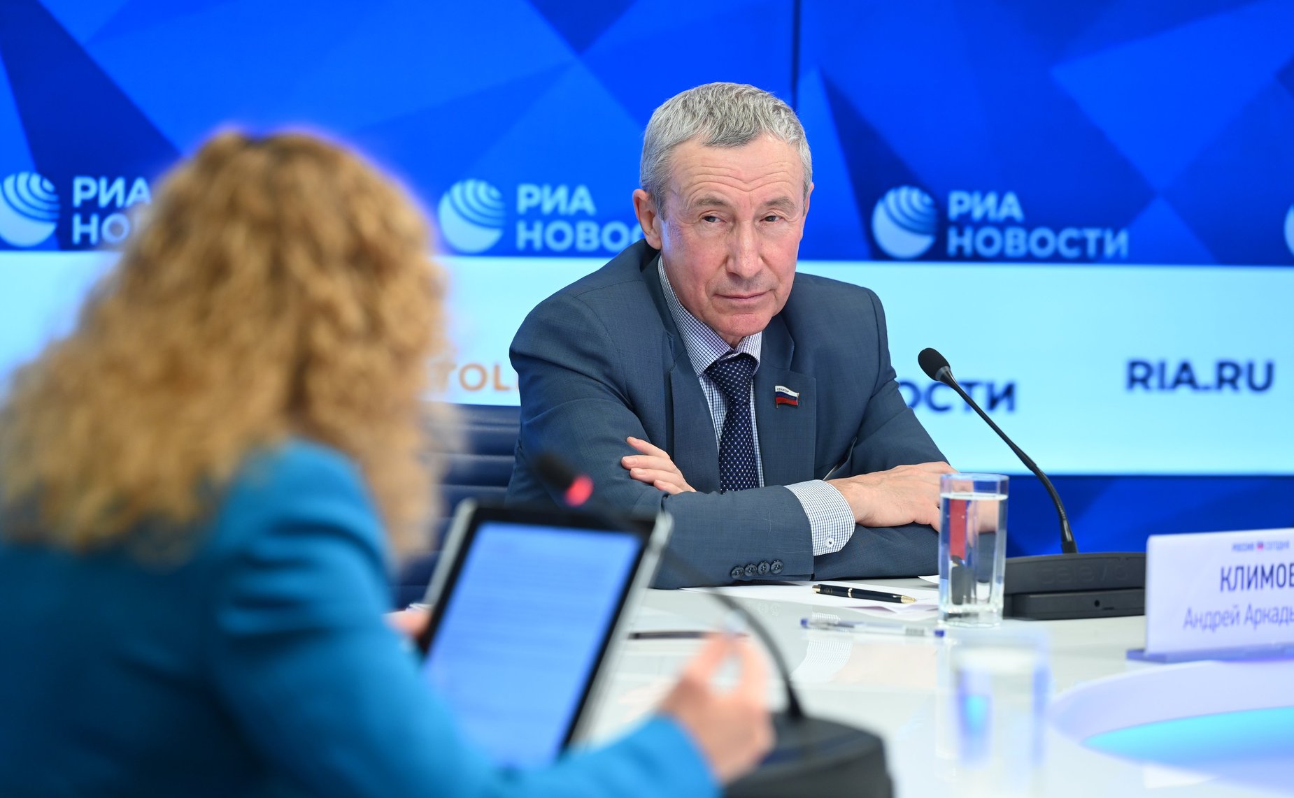 Онлайн-брифинг председателя Временной комиссии СФ по защите государственного суверенитета и предотвращению вмешательства во внутренние дела РФ Андрея Климова