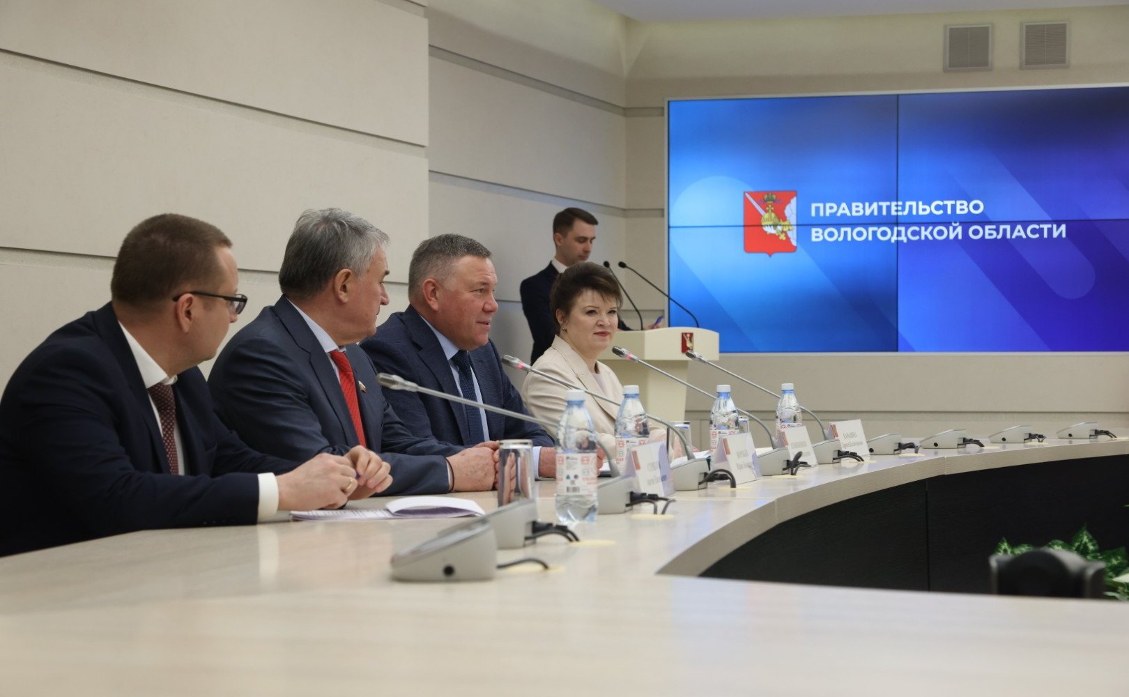 Заместитель Председателя Совета Федерации Юрий Воробьев и губернатор региона Олег Кувшинников приняли участие в церемонии подписания контракта на строительство детского сада в туристической жемчужине Вологодчины городе Кириллове