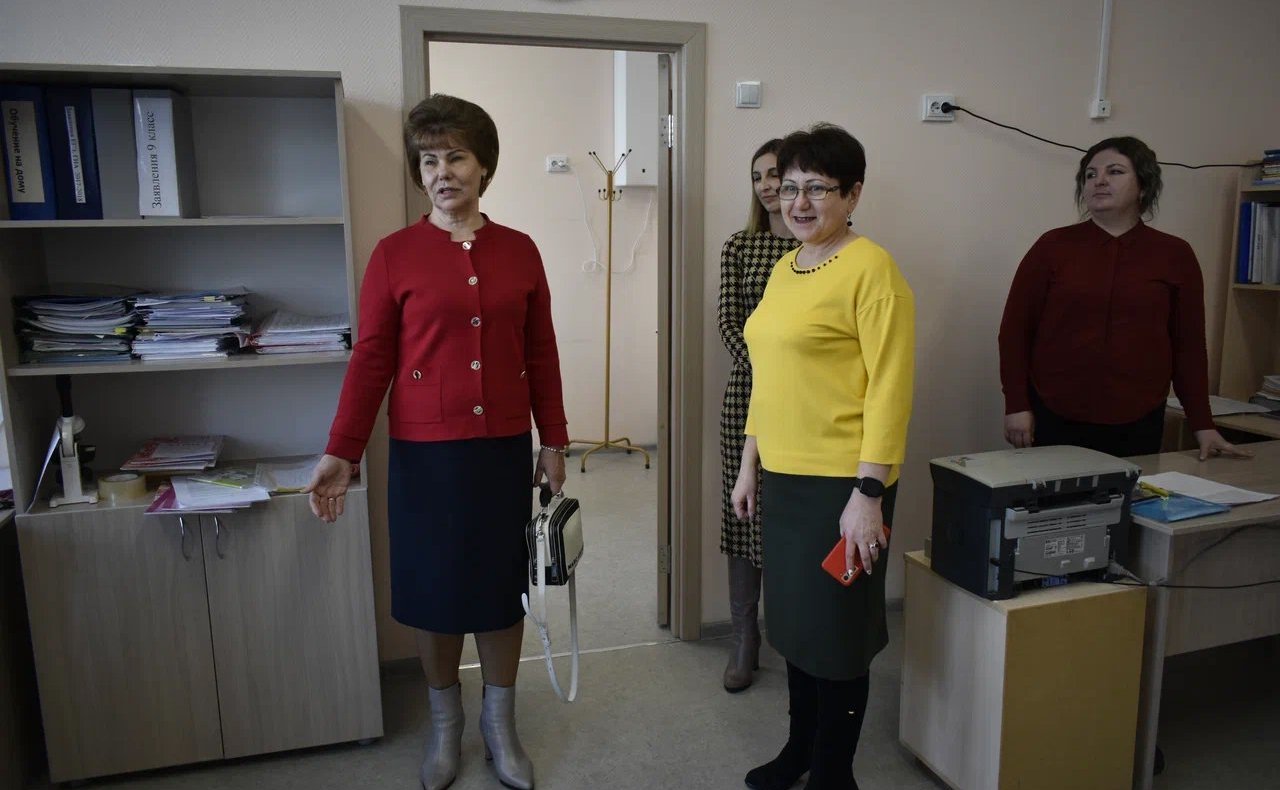 Татьяна Гигель в ходе рабочей командировки по региону побывала в только что сданной под ключ Усть-Коксинской средней школе имени Героя Советского Союза В.И. Харитошкина