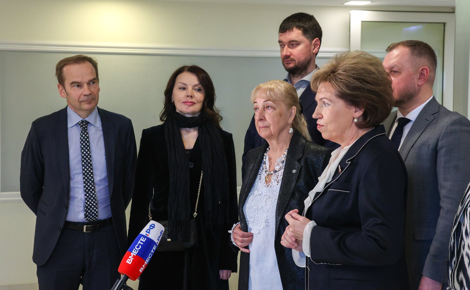 Торжественное открытие выставки Народного художника РФ Людмилы Юга «Нить времен. Подвиг Победы»