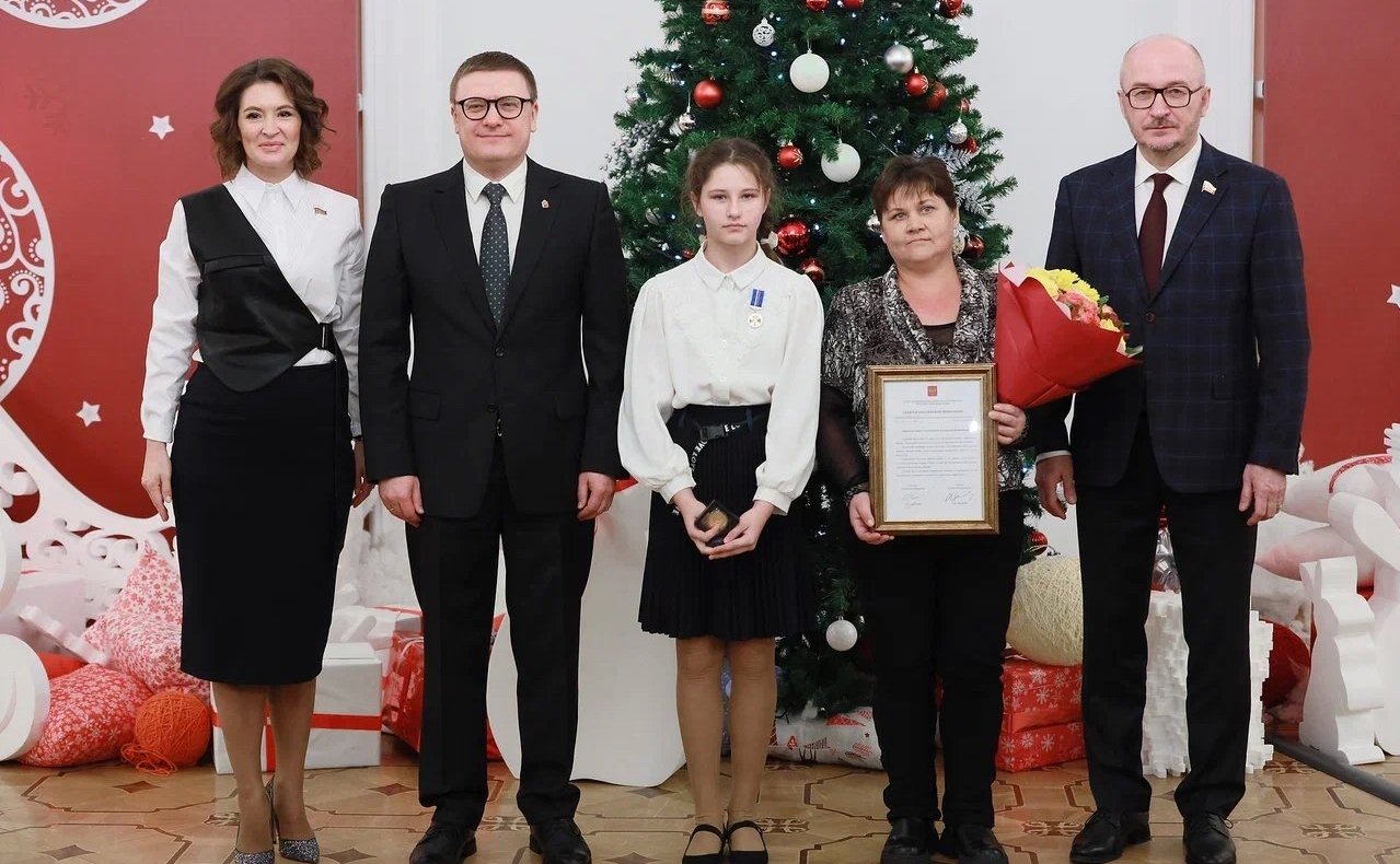 Сенаторы РФ Маргарита Павлова и Олег Цепкин вручили южноуральским детям-героям медали Совета Федерации «За проявленное мужество», а их родителям благодарственные письма