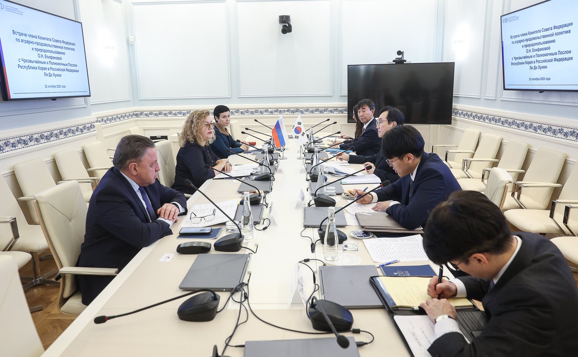 Ольга Епифанова провела встречу с Чрезвычайным и Полномочным Послом Республики Корея в Российской Федерации Ли До Хуном