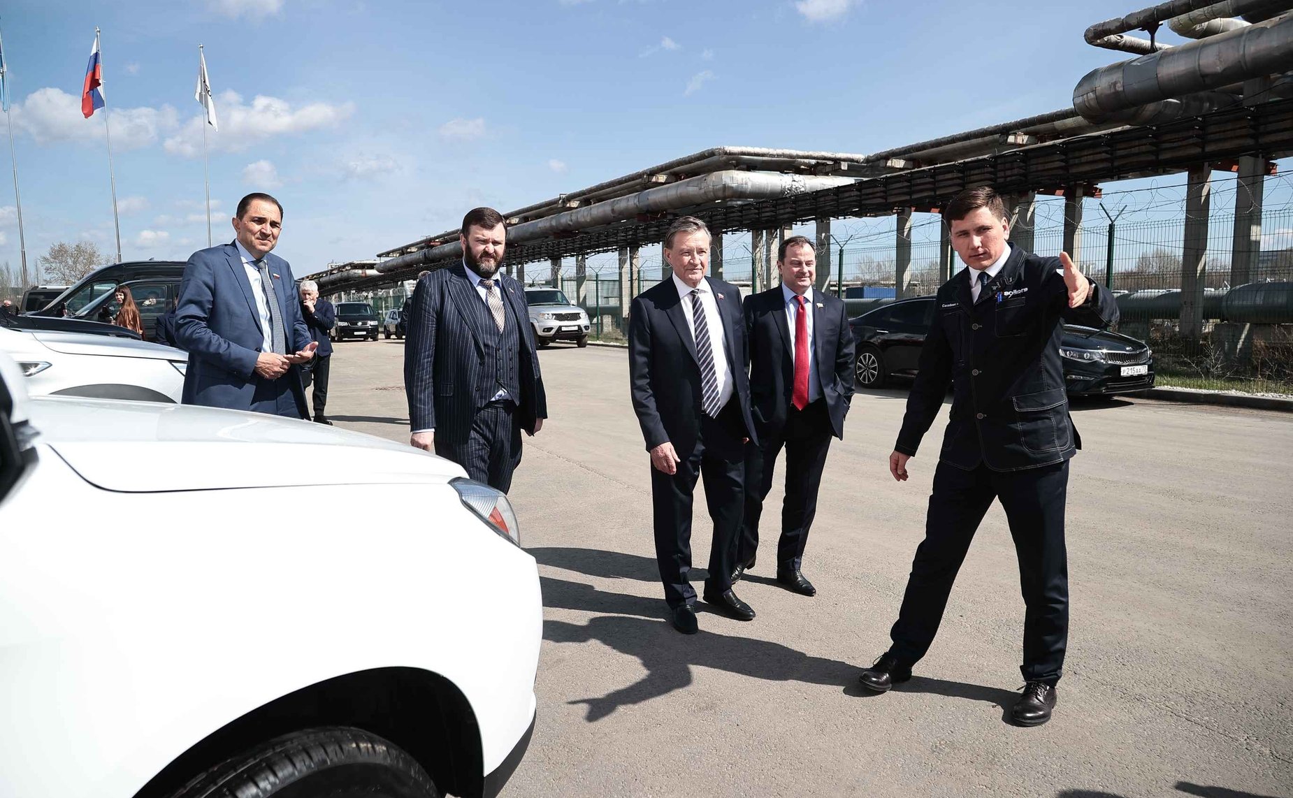 В ходе поездки сенаторам презентовали новую модель автомобиля, который разработан на Ульяновском автомобильном заводе