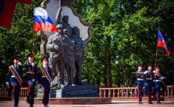 Ольга Бас вместе с представителями органов власти региона возложила цветы к памятнику «Они отстояли Родину»