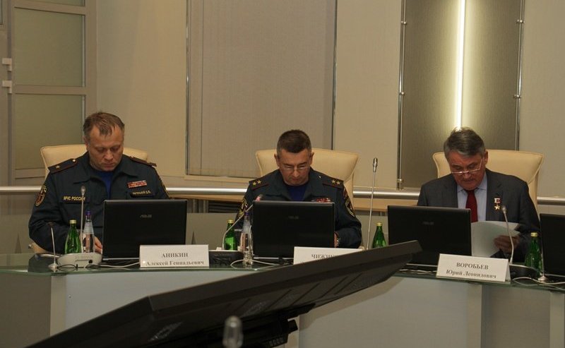 Ю. Воробьев и В. Бондарев обсудили с курсантами университета ГПС МЧС России тематику патриотического воспитания