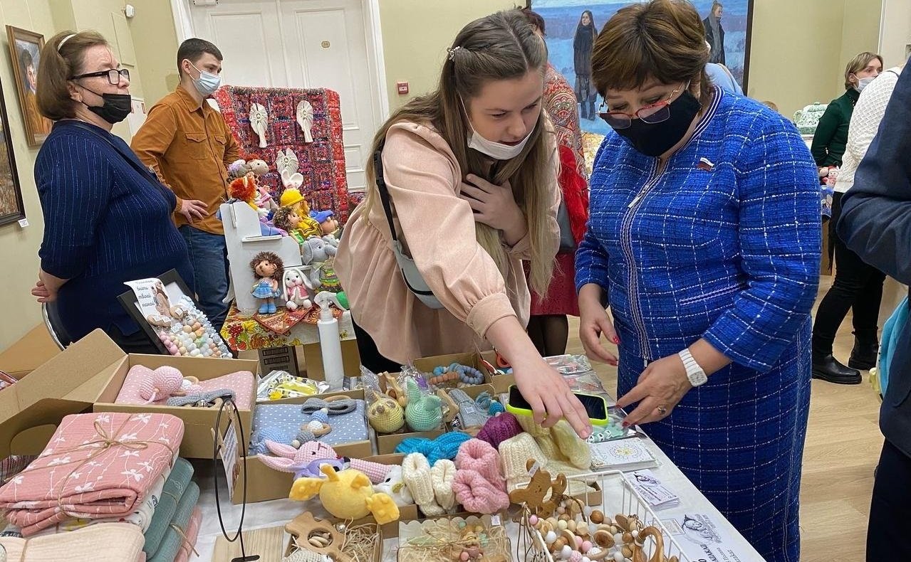 Ольга Хохлова в ходе поездки в регион приняла участие в открытии традиционного фестиваля творчества и ремёсел «Реки-Руки». Мероприятие проходит под слоганом «В ожидании праздника»