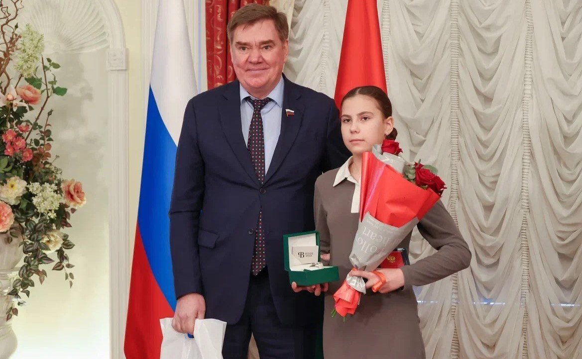 Александр Савин вручил медали за проявленное мужество юным калужанам