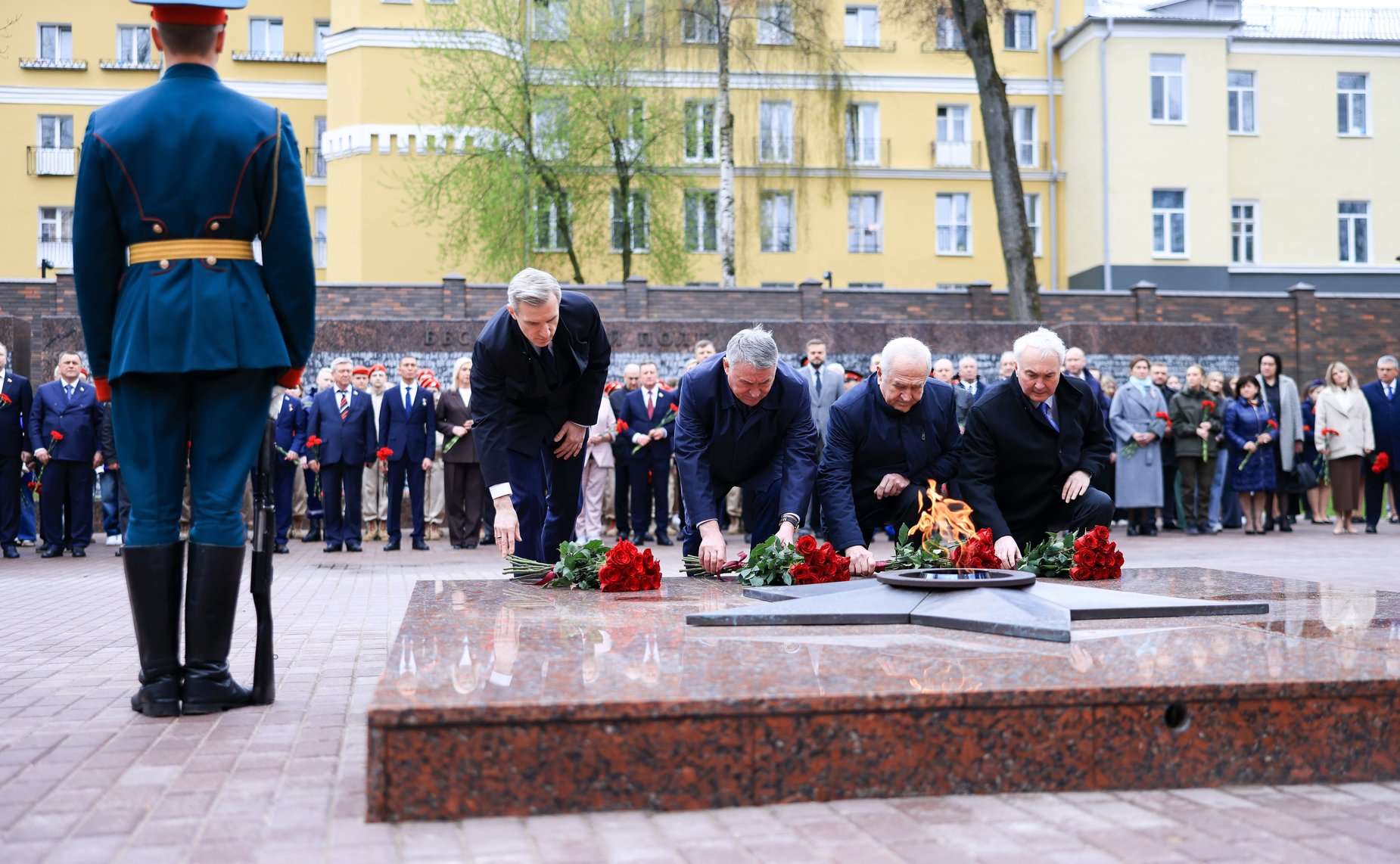 Сенаторы возложили цветы к Вечному огню в Сквере Памяти Героев в Смоленске