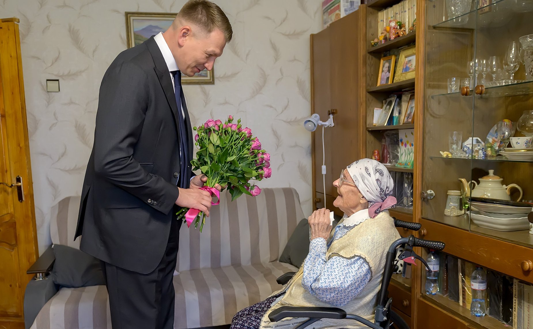 Александр Двойных встретился с ветераном Великой Отечественной войны Анной Никитичной Нургалиевой, проживающей в подмосковном Подольске