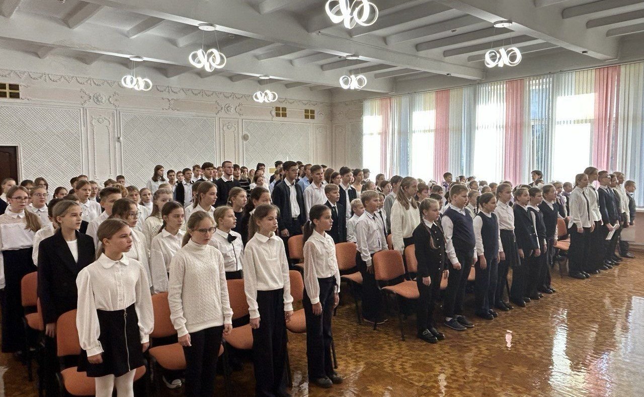 Екатерина Алтабаева приняла участие в еженедельной торжественной линейке в Гимназии №7 им. В.И. Великого, посвящённой выносу Государственного флага Российской Федерации и исполнению гимна