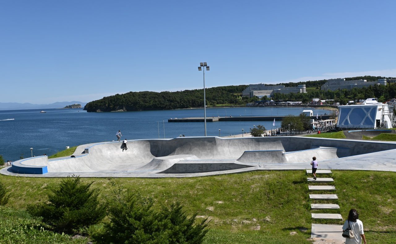 Александр Ролик во время региональной недели провел выездное совещание с главой Владивостока Константином Шестаковым на объектах благоустройства и спорта, построенных в этом году в столице Приморского края