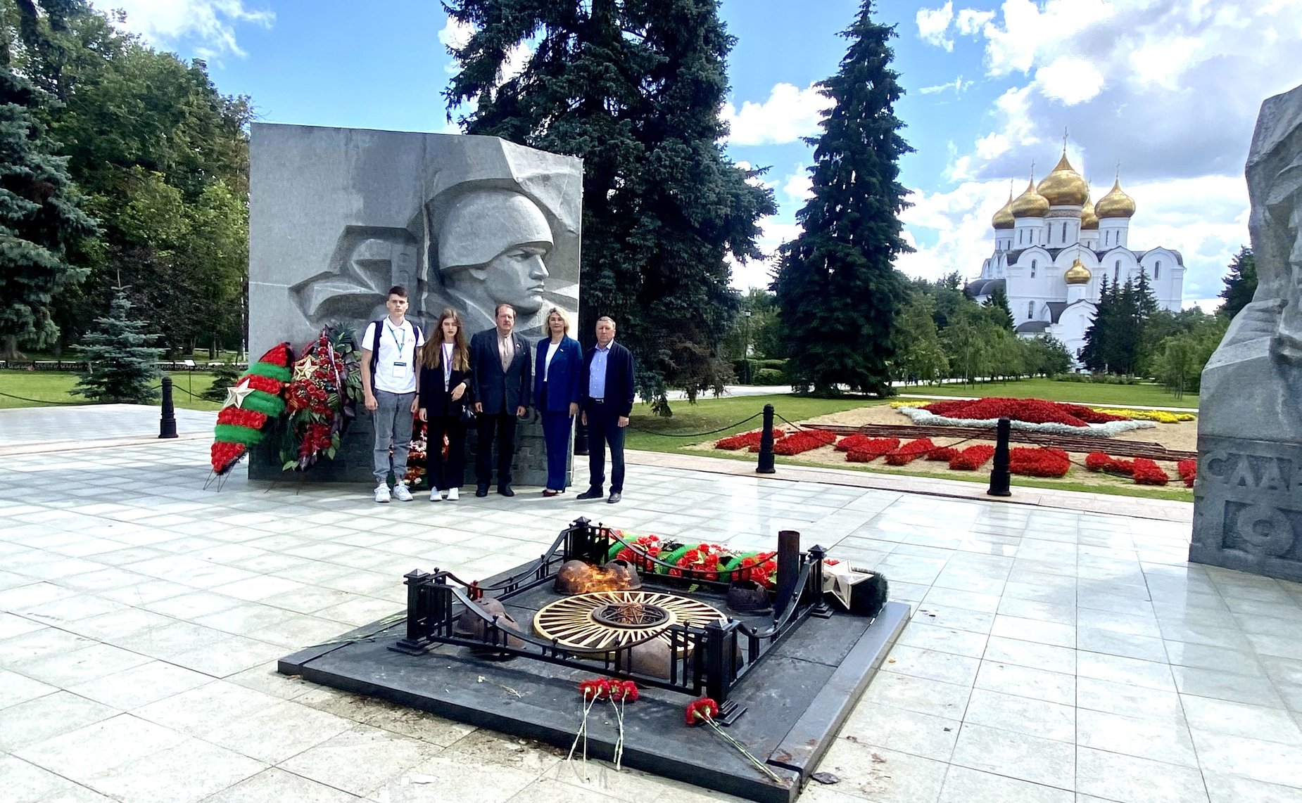 Наталия Косихина и Александр Русаков вместе с ярославскими участниками культурно-образовательного проекта «Поезд Памяти» возложили цветы к памятнику-монументу «Вечный огонь» в честь боевой и трудовой славы ярославцев в годы Великой Отечественной войны 194