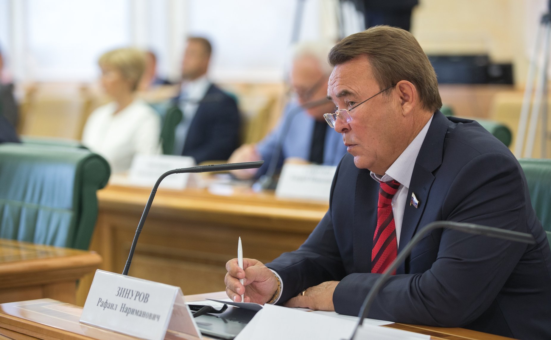 Р. Зинуров