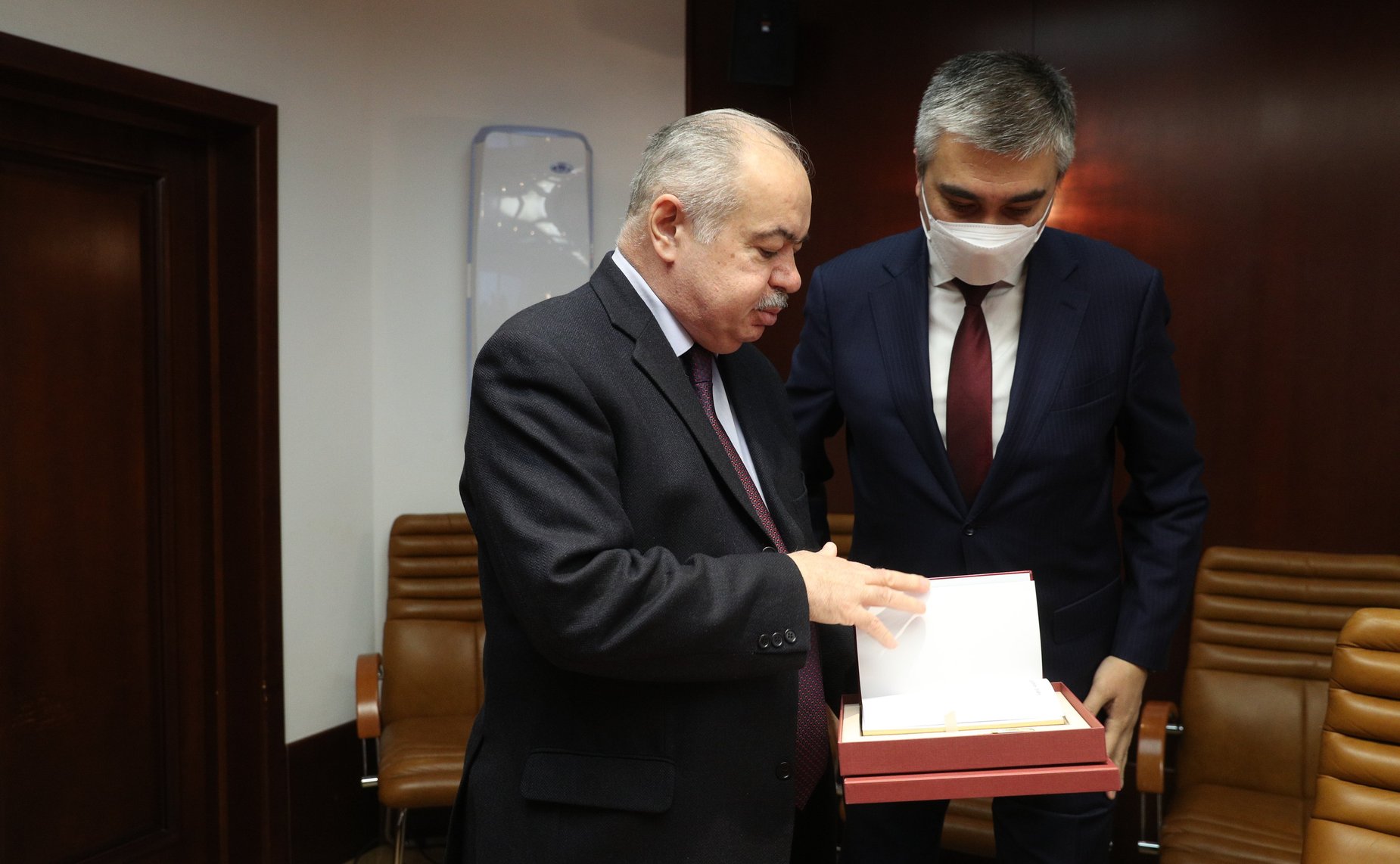 Ильяс Умаханов провел встречу с Чрезвычайным и Полномочным Послом Республики Узбекистан в Российской Федерации