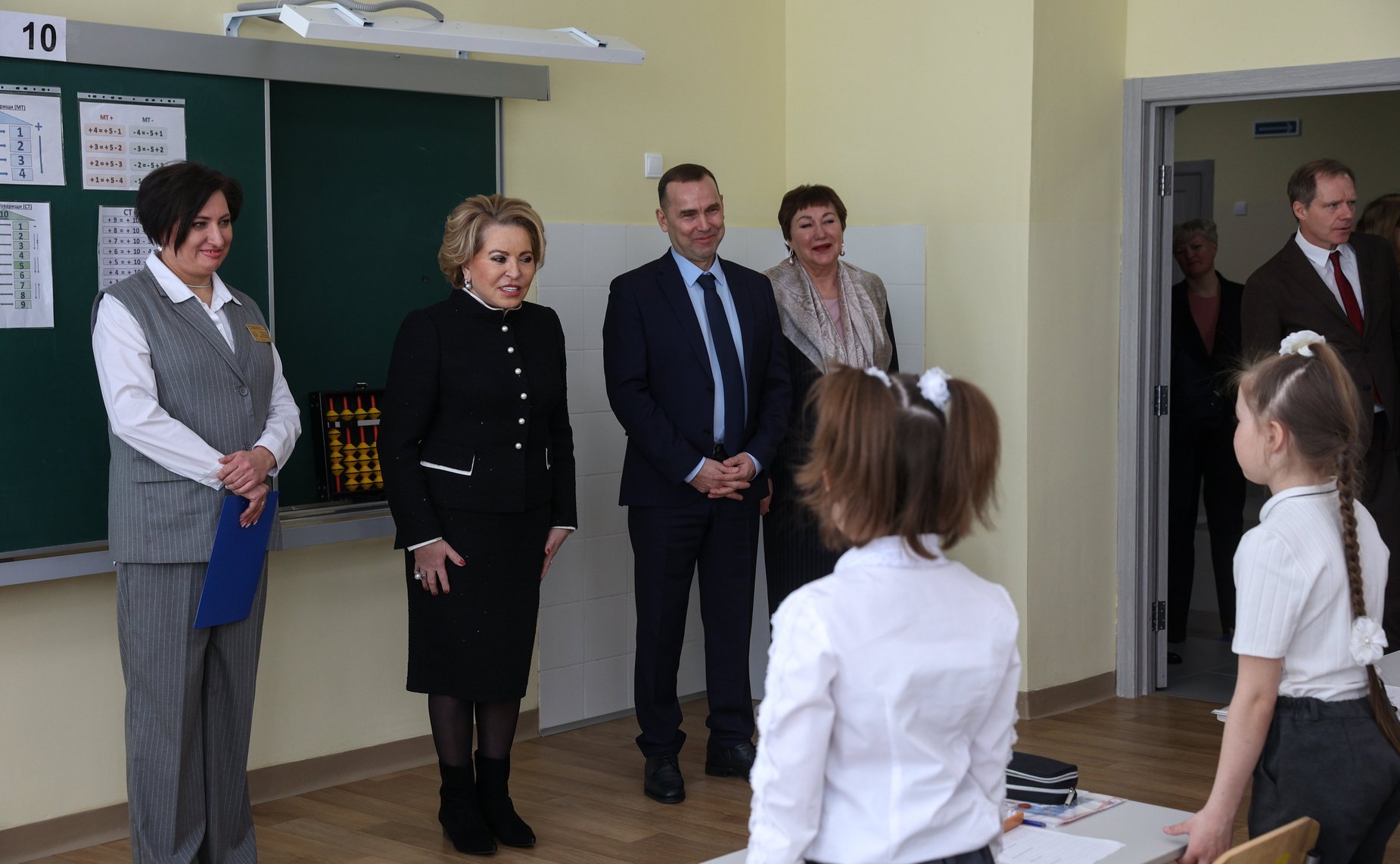 В ходе рабочей поездки в Курганскую область Председатель Совета Федерации Валентина Матвиенко посетила среднюю общеобразовательную школу №52 города Кургана