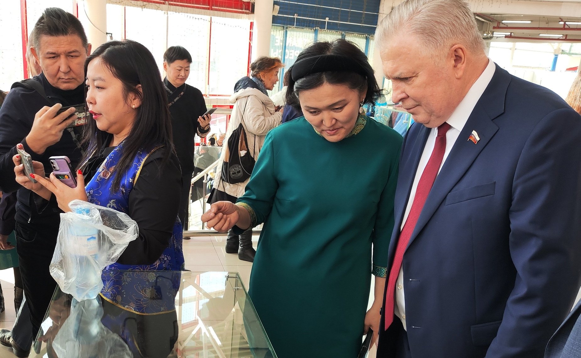 Вячеслав Наговицын осмотрел выставку-ярмарку, открывшуюся в фойе Физкультурно-спортивного центра