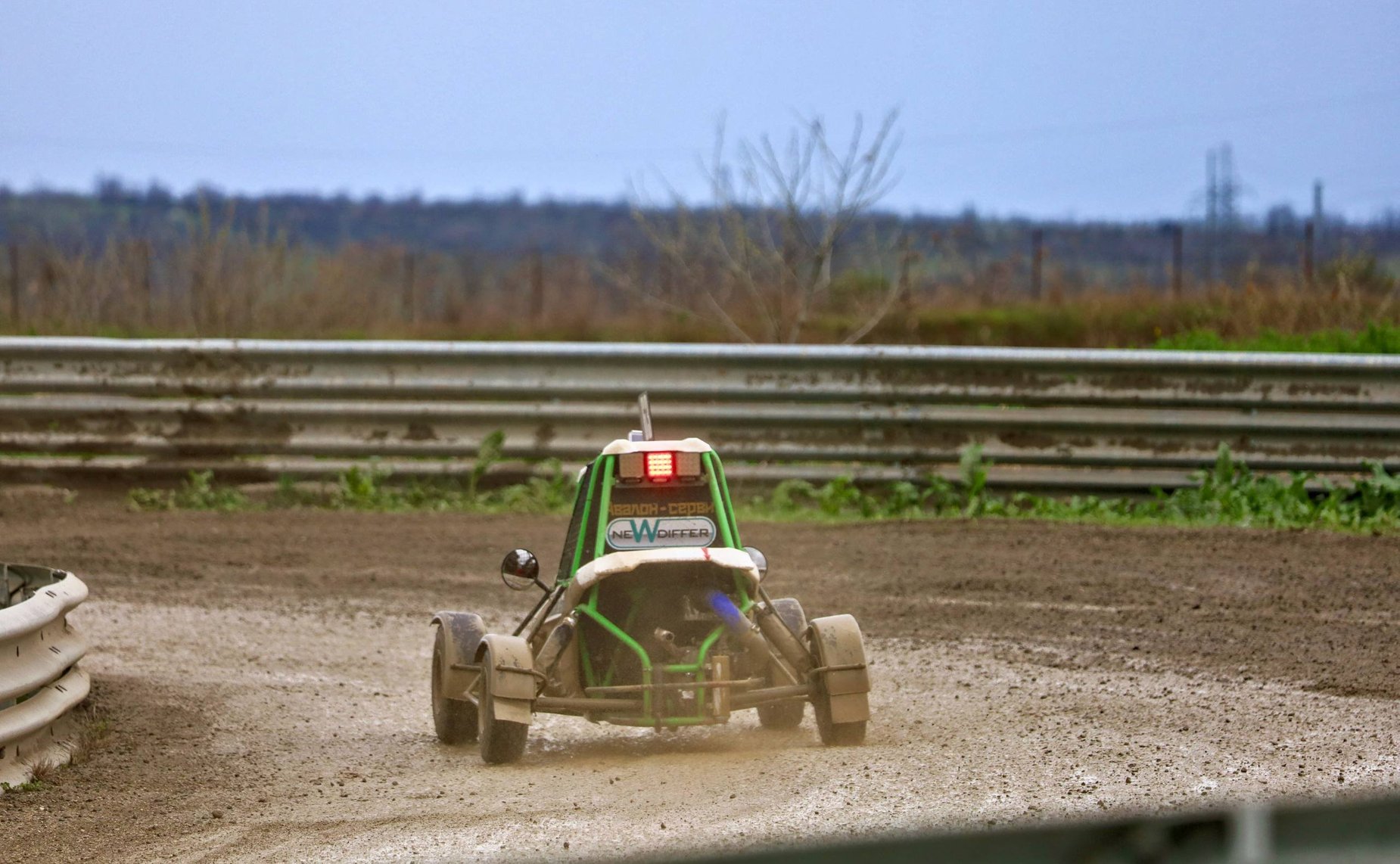 Мохмад Ахмадов в рамках работы в регионе посетил первый и второй этапы Чемпионата и Первенства России по кроссу, которые прошли на автодроме «Крепость Грозная»