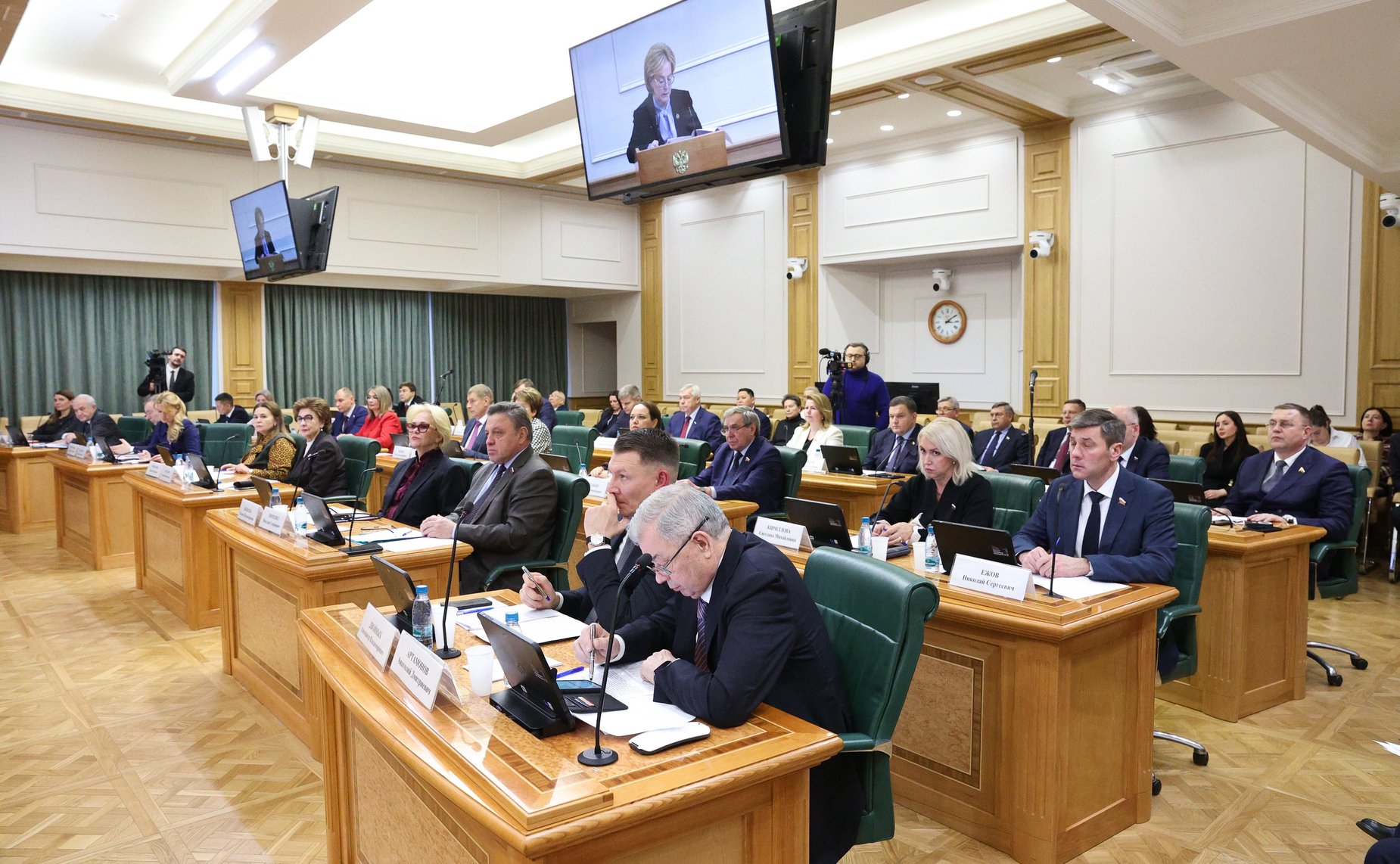 Встреча сенаторов РФ с руководителем Федерального медико-биологического агентства Вероникой Скворцовой в формате «парламентского диалога»