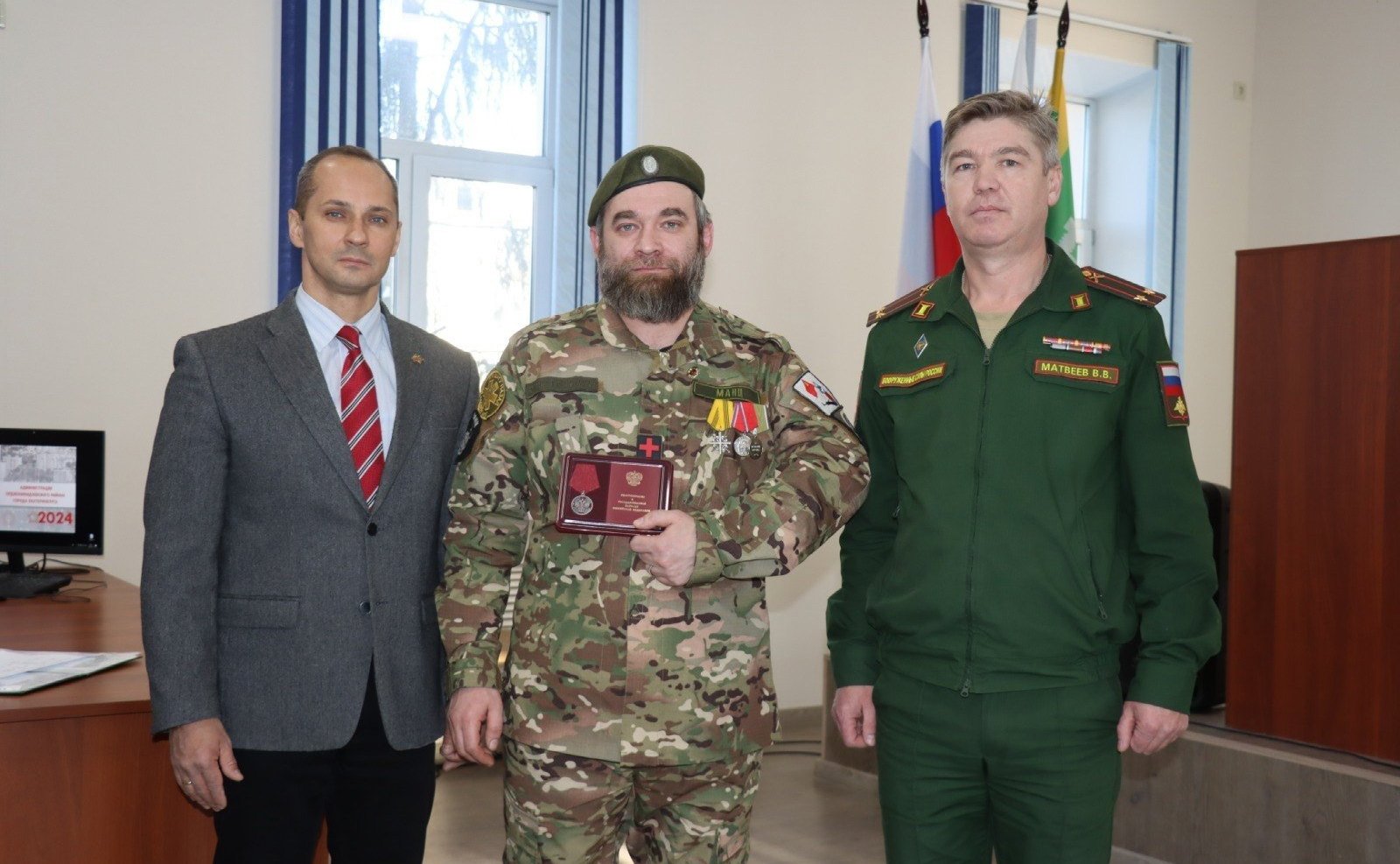 Эдуард Исаков поздравил с получением государственной награды – медали-ордена «За заслуги перед Отечеством» 2-й степени своего ученика Ярослава Манцевича