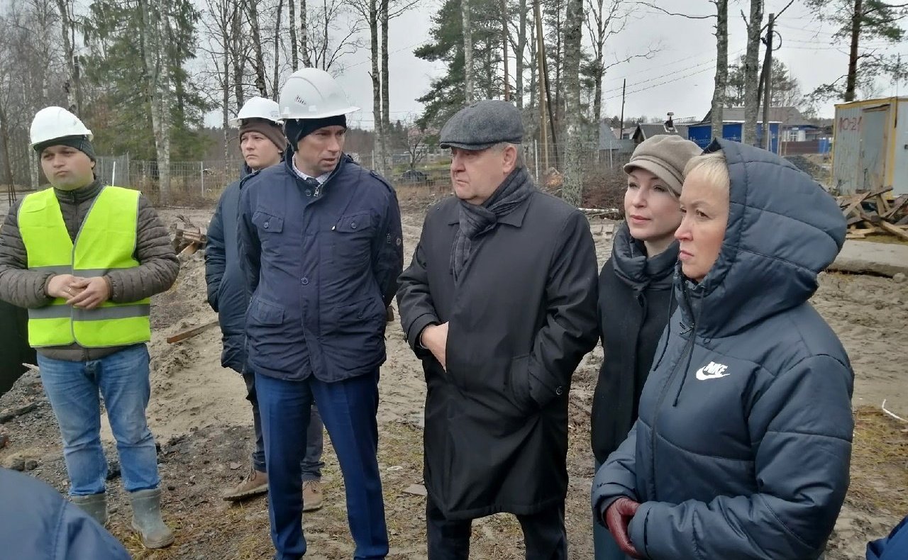 Александр Ракитин в ходе рабочей поездки в регион посетил строительную площадку здания общеобразовательной школы на 200 мест в поселке Деревянка Прионежского муниципального района
