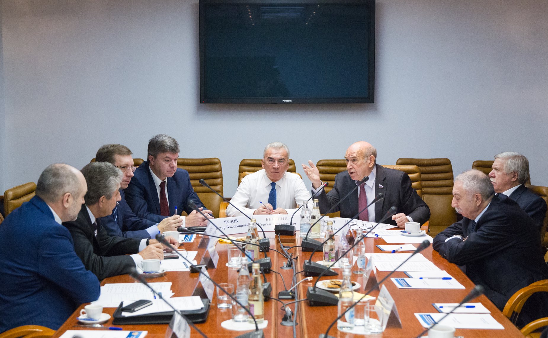 С. Бебенин и В. Рогоцкий Заседание Комиссии Совета законодателей по вопросам экономической и промышленной политики