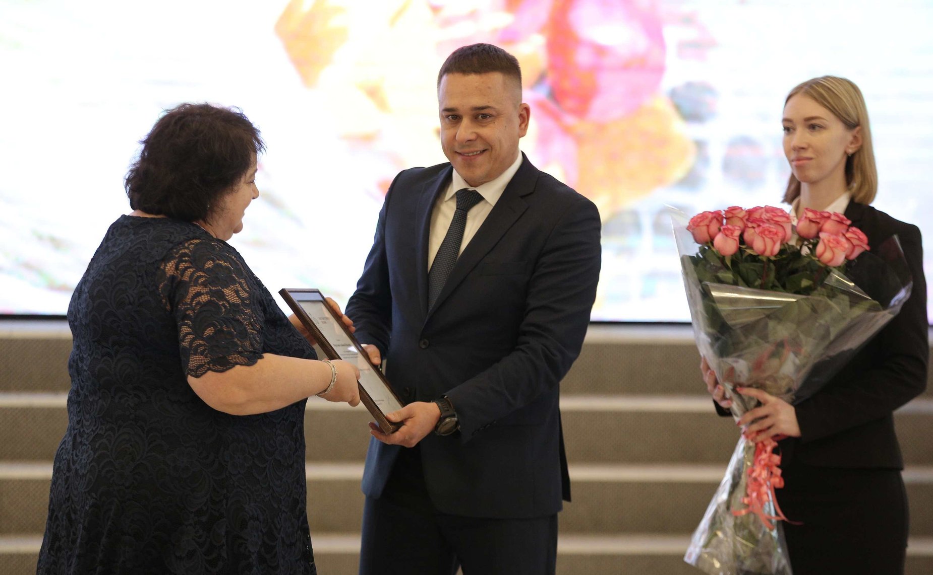 Сенатор РФ Айрат Гибатдинов совместно с губернатором Ульяновской области Алексеем Русских поздравил заслуженных учителей и почетных работников общего образования с профессиональным праздником