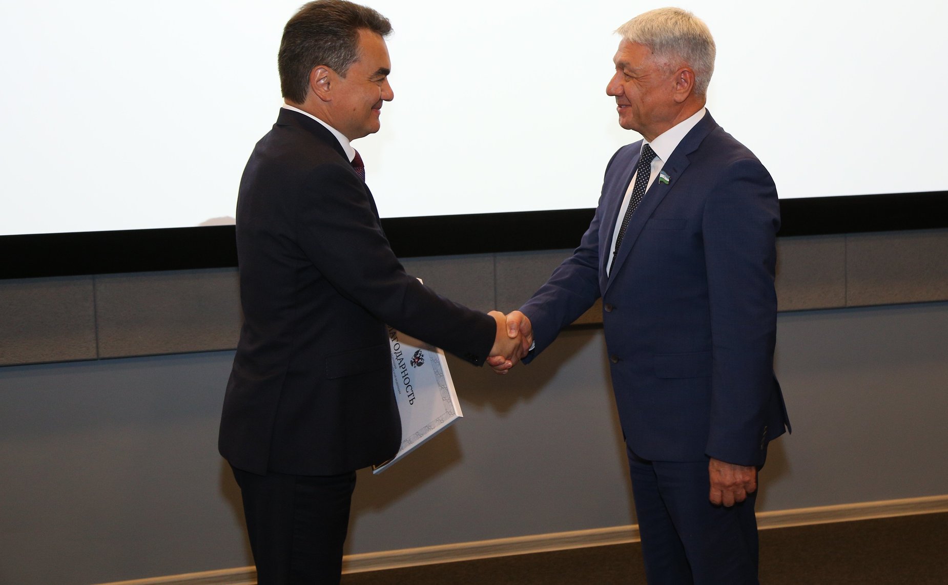 Ирек Ялалов вручил благодарность Председателя Совета Федерации генеральному директору ООО «Газпром трансгаз Уфа» Шамилю Шарипову