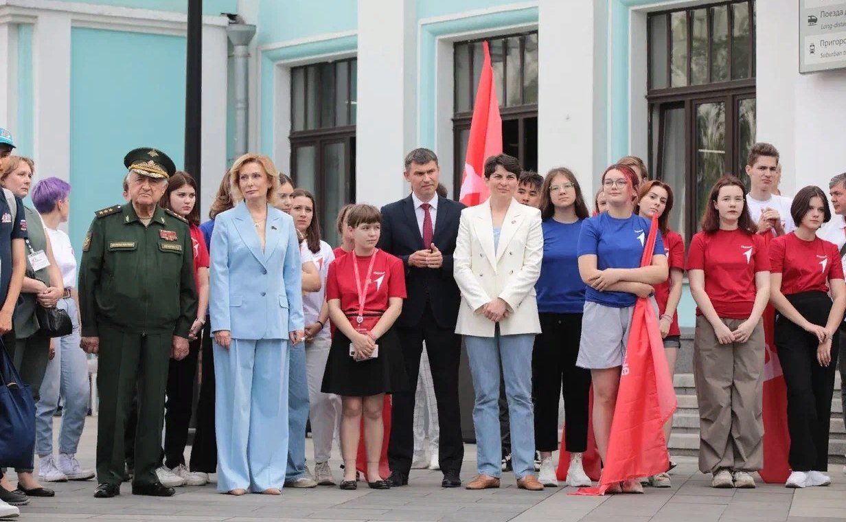 Инна Святенко встретила школьников прибывших в Москву на «Поезде памяти»