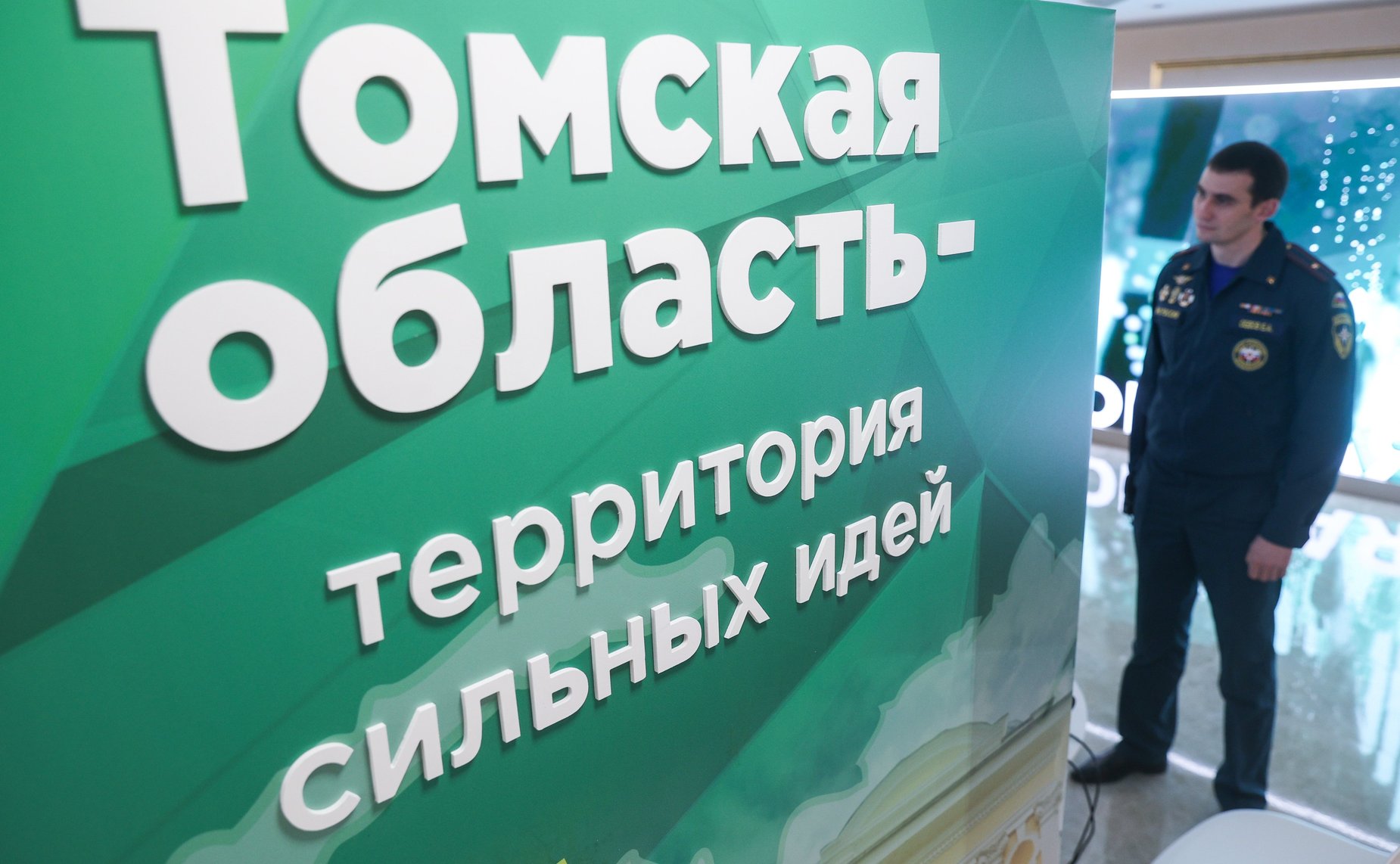 Глава Совета Федерации и губернатор Томской области осмотрели выставку, посвященную региону