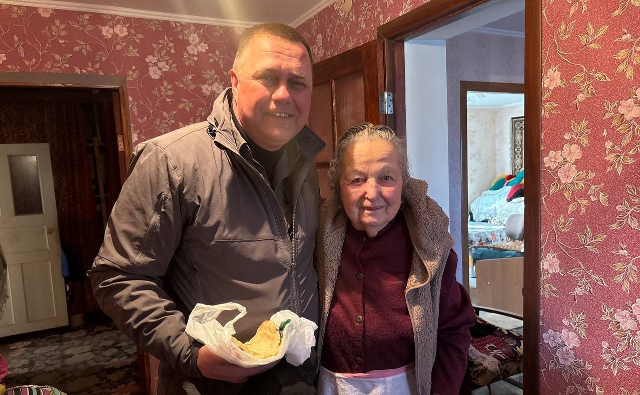 Игорь Кастюкевич навестил в Чаплынке Херсонской области Антонину Петровну Романович, которая обратилась к нему с просьбой встретить 9 мая на Красной площади