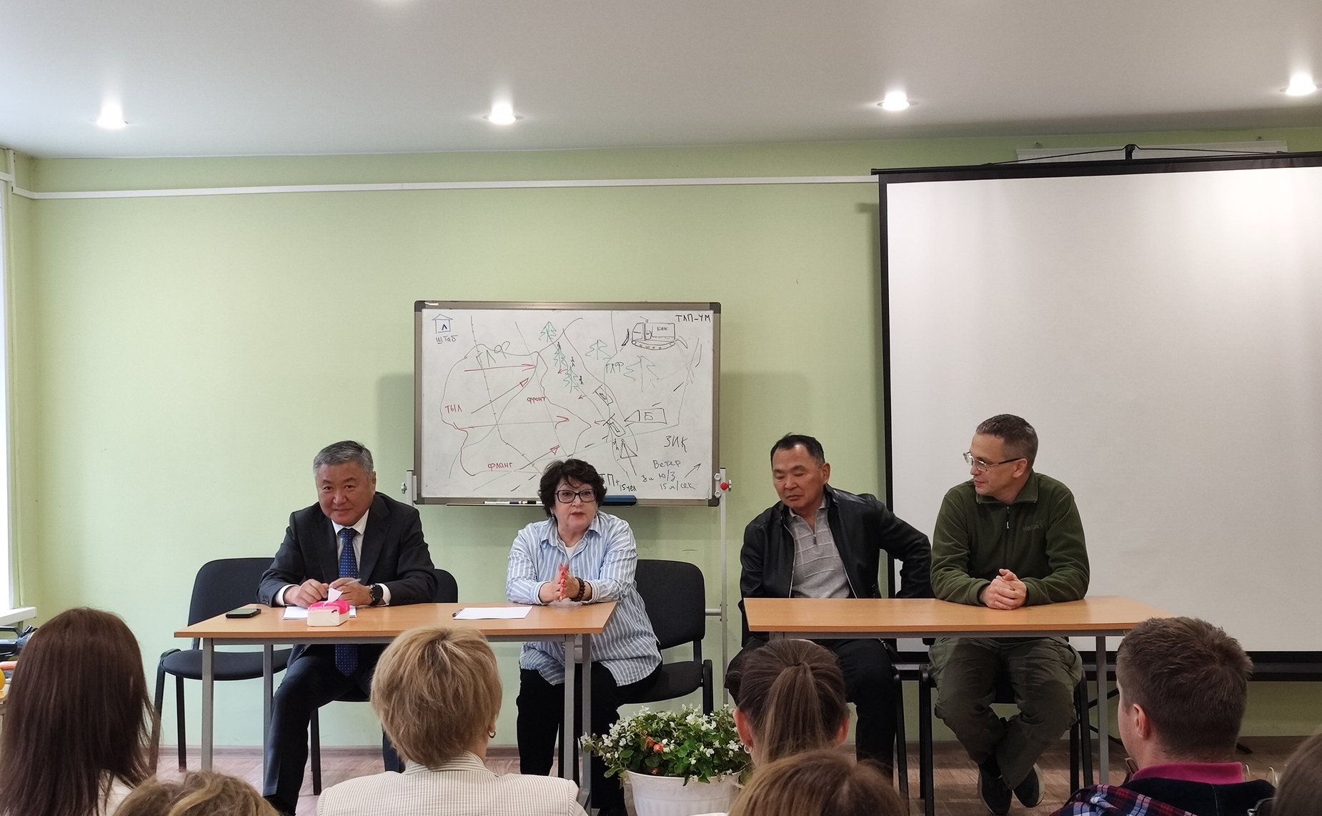 Людмила Талабаева в рамках региональной недели посетила Приморскую базу авиационной, наземной охраны и защиты лесов»