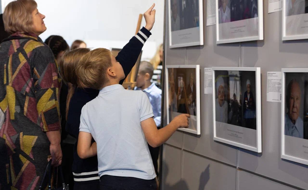 Руслан Смашнев открыл выставку «Портрет эпохи» в Смоленске