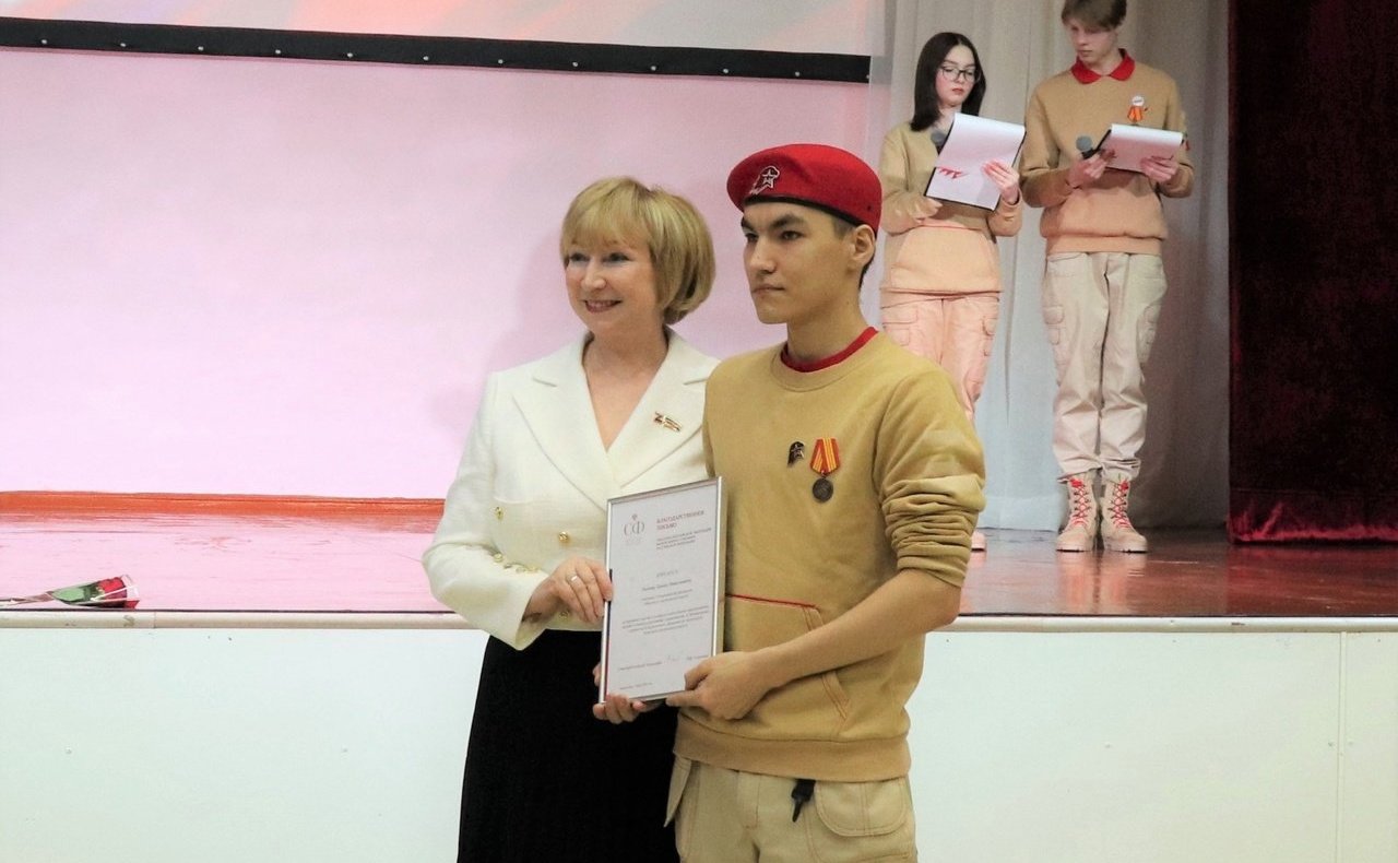 Римма Галушина вручила Благодарственные письма сенатора Российской Федерации юнармейцам НАО