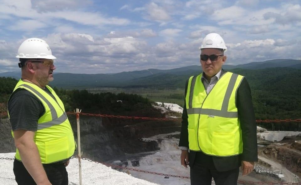 Юрий Валяев посетил градообразующее предприятие поселка Кульдур в Еврейской автономной области