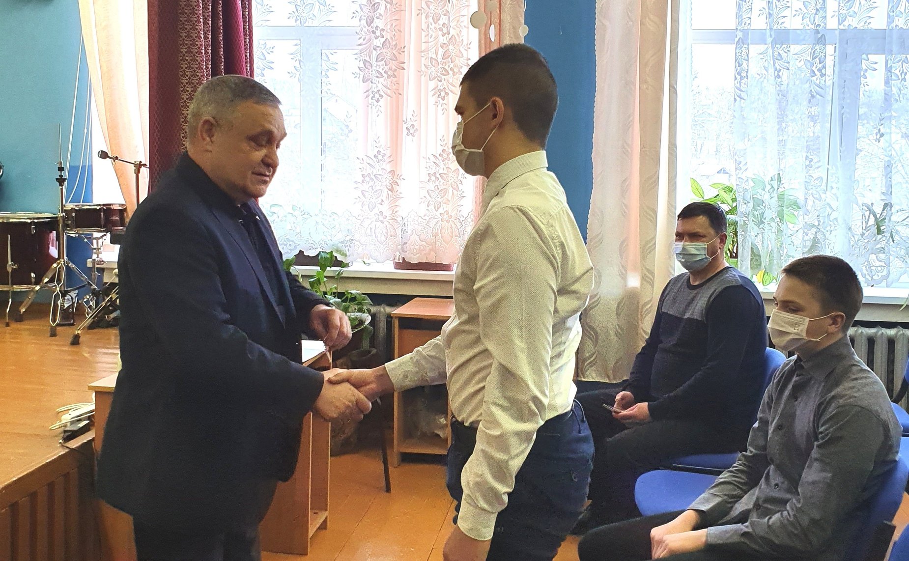 Сенатор Александр Ракитин вручил двум школьникам – Тимофею Кириллову и Дмитрию Сухинину медали Совета Федерации «За проявленное мужество»