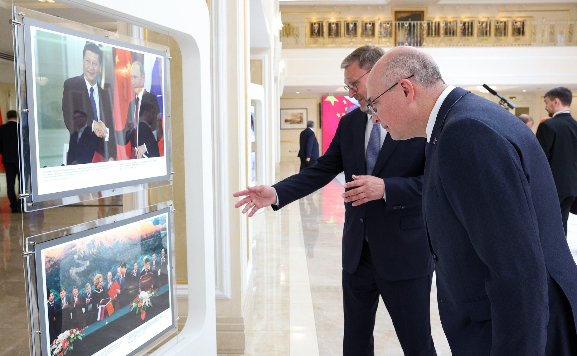 Валентина Матвиенко и Чжао Лэцзи осмотрели фотовыставку «Нерушимая дружба великих народов, стратегическое партнерство великих держав»