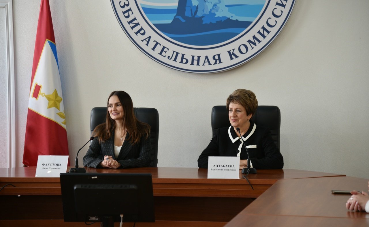 Екатерина Алтабаева вручила награды членам избирательных комиссий города Севастополя и работникам аппарата Севастопольской городской избирательной комиссии