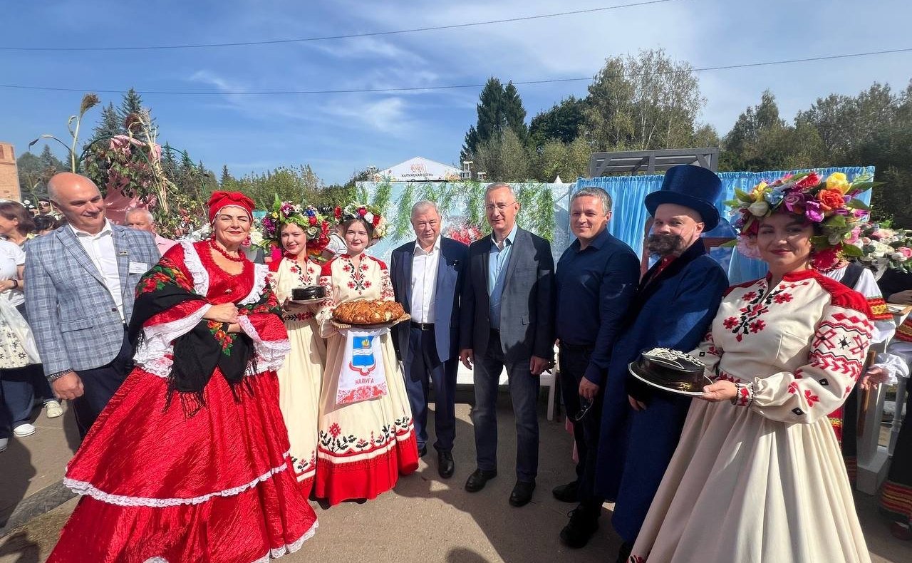 Анатолий Артамонов в ходе поездки в регион принял участие в открытии выставки-ярмарки «Калужская осень-2024»