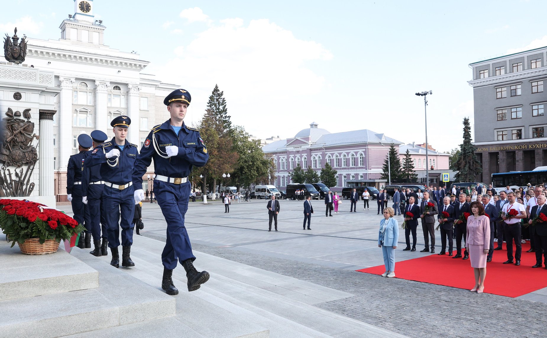 Валентина Матвиенко и Наталья Кочанова вместе с участниками «Поезда Памяти» возложили цветы к памятнику генералу Минигали Шаймуратову и мемориалу павшим в боях за Родину