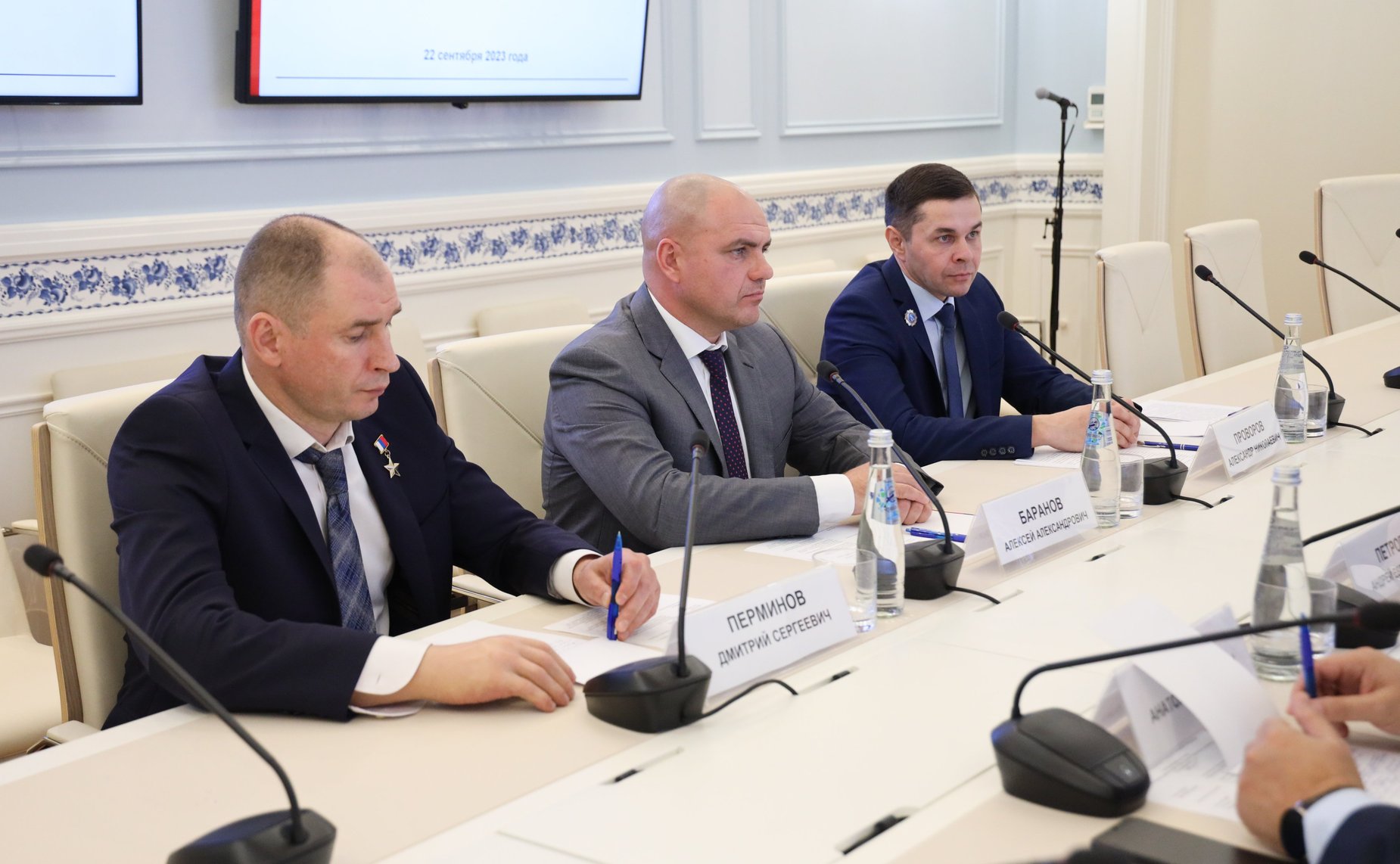 Дмитрий Василенко провел круглый стол, посвященный выставке о борьбе с нацизмом в годы Великой Отечественной войны и в наши дни