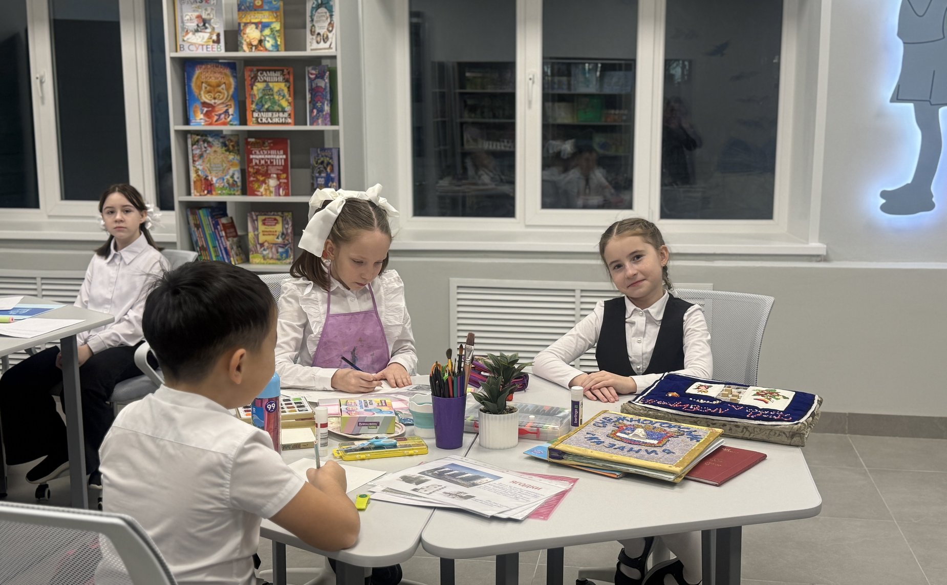 Елена Дягилева посетила модернизированный корпус школы в Снежногорске и вручила Почётную грамоту Совета Федерации начальнику управления образования Администрации ЗАТО Александровск