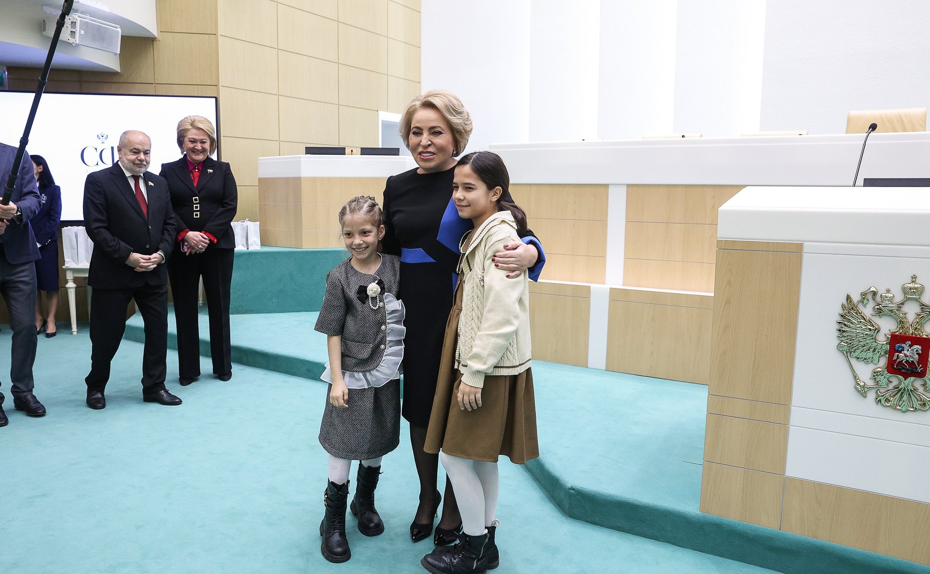 Валентина Матвиенко встретилась с детьми-участниками выставки художественных промыслов, прошедшей в рамках IX Парламентского форума «Историко-культурное наследие России»