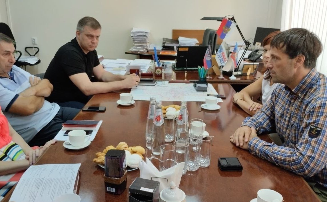 Эдуард Исаков в Донецке провёл рабочую встречу с первым заместителем Министра молодежи, спорта и туризма ДНР Виктором Ореховым и руководителем Донецкого республиканского центра адаптивной физической культуры и спорта Оксаной Черниковой