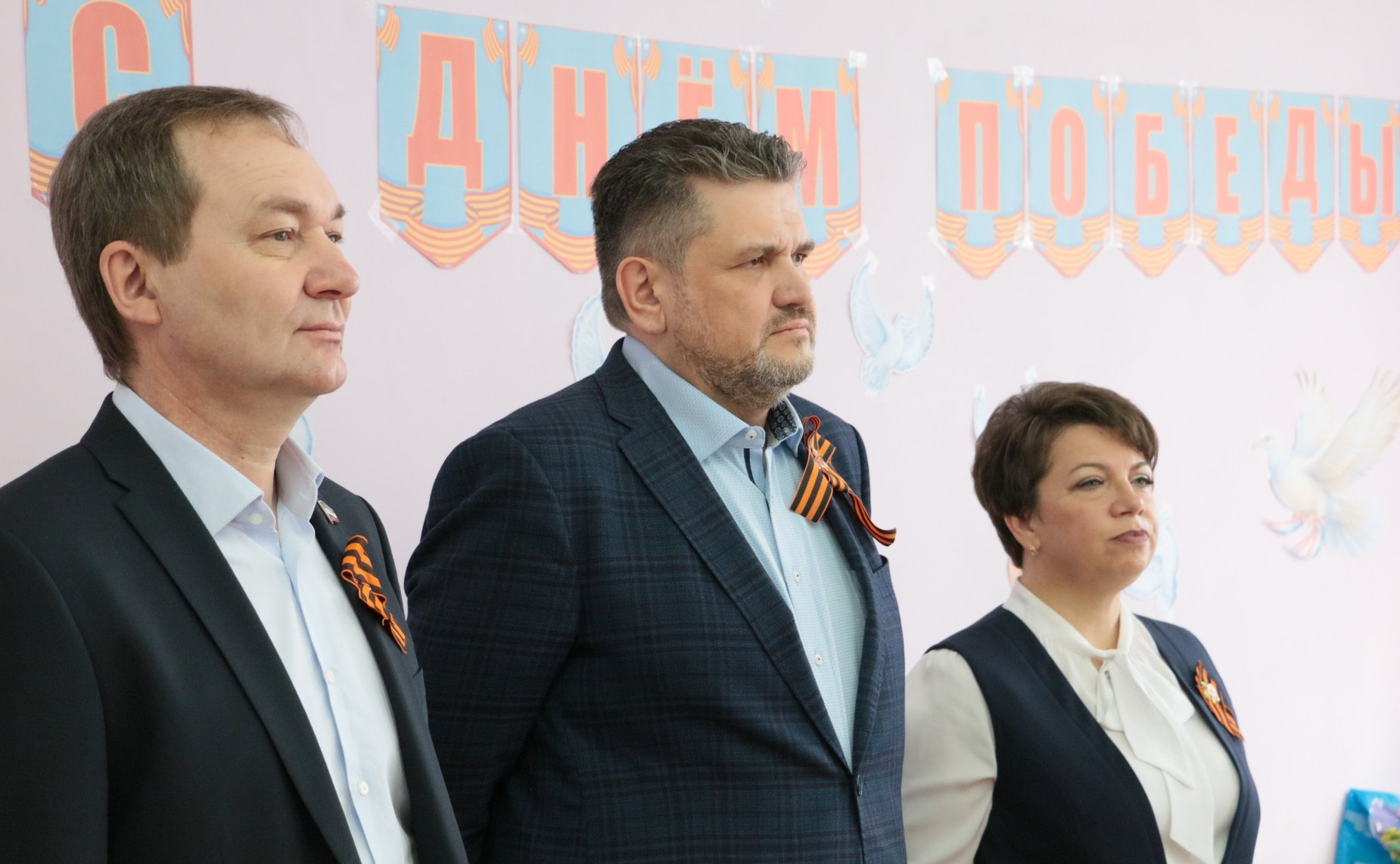 Александр Жуков в ходе поездки в регион вместе с заместителем председателя Верховного Совета Хакасии Денисом Кабановым вручил подарки самым юным участникам патриотической акции «Рисуем Победу»