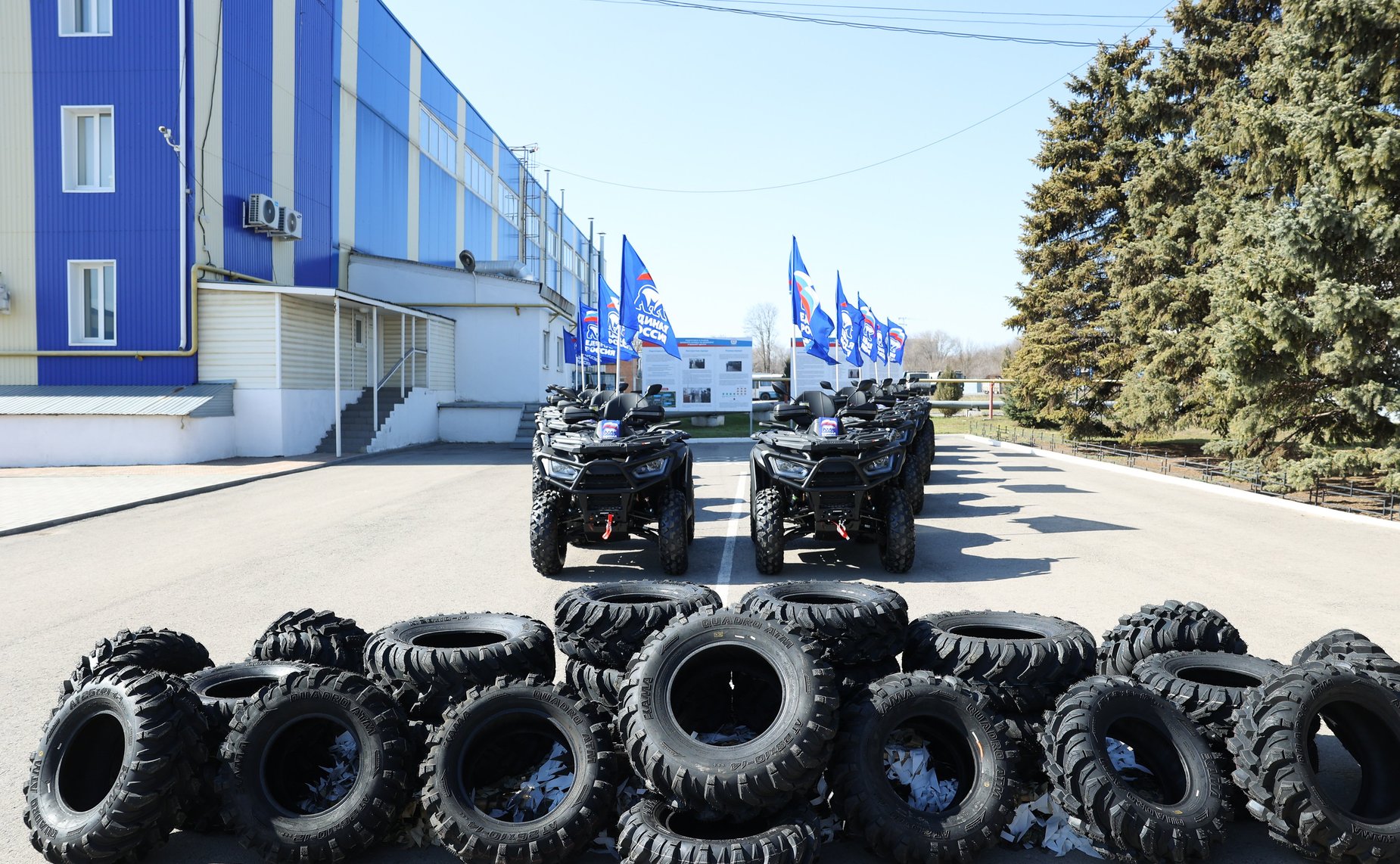 Передача гуманитарного груза бойцам группировки войск «Центр» в Ростовской области