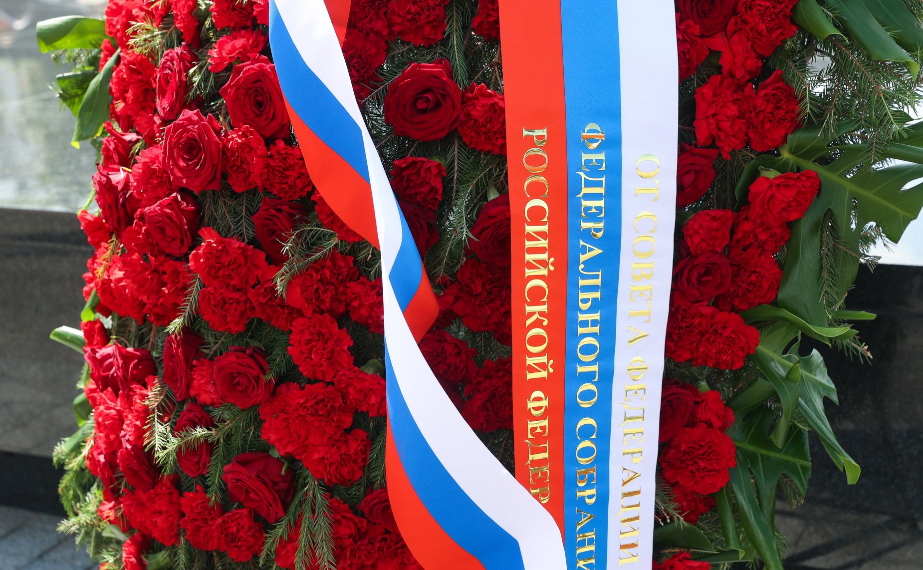 Церемония возложения венков к Вечному огню