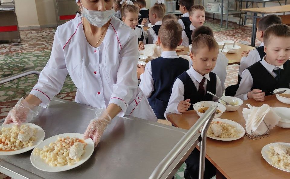 Николай Владимиров в рамках работы в регионе проверил ход реализации программы обеспечения горячим питанием в школах города Чебоксары